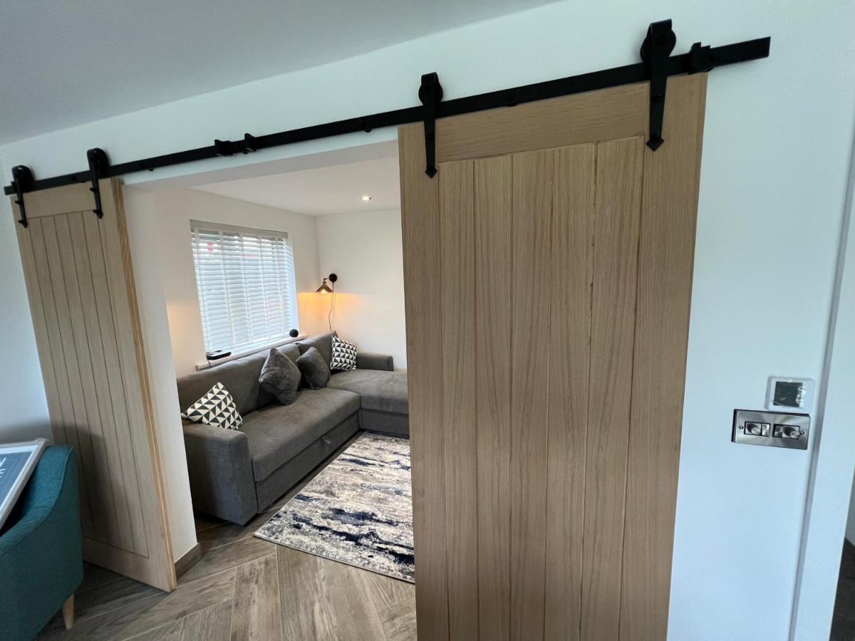 Stylish Modern Home With Parking Enclosed Garden 홀리헤드 외부 사진