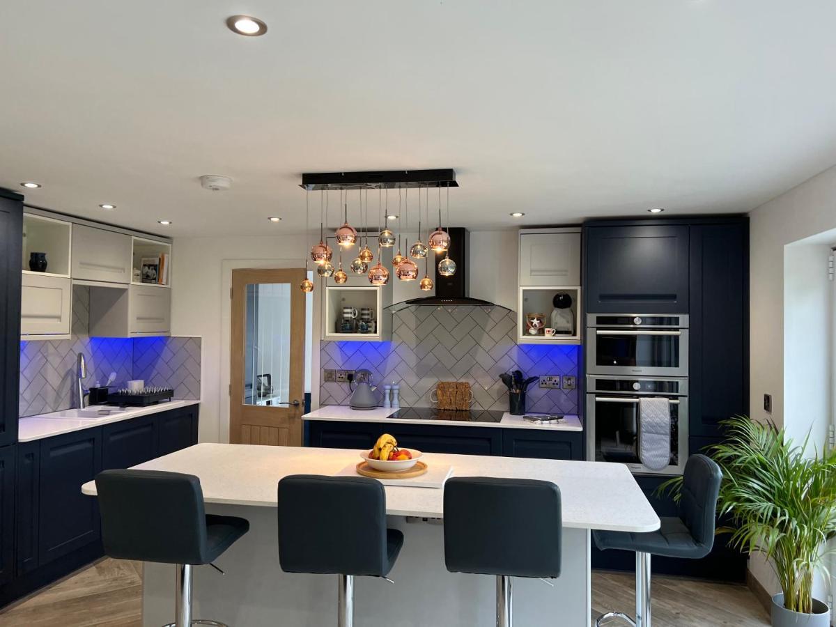 Stylish Modern Home With Parking Enclosed Garden 홀리헤드 외부 사진