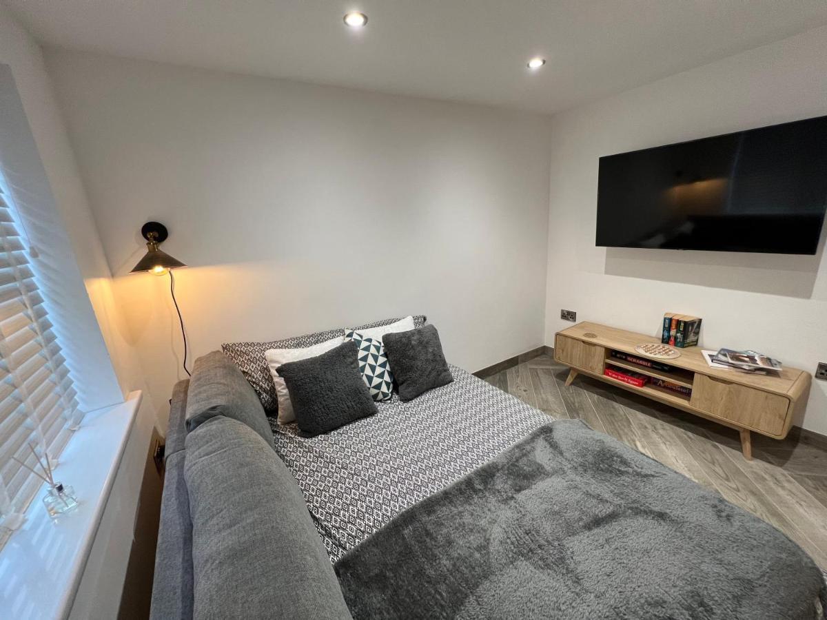 Stylish Modern Home With Parking Enclosed Garden 홀리헤드 외부 사진