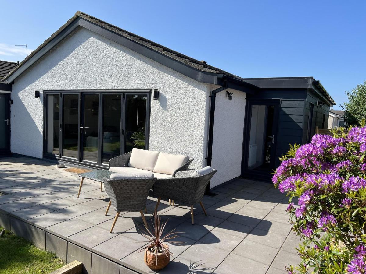 Stylish Modern Home With Parking Enclosed Garden 홀리헤드 외부 사진
