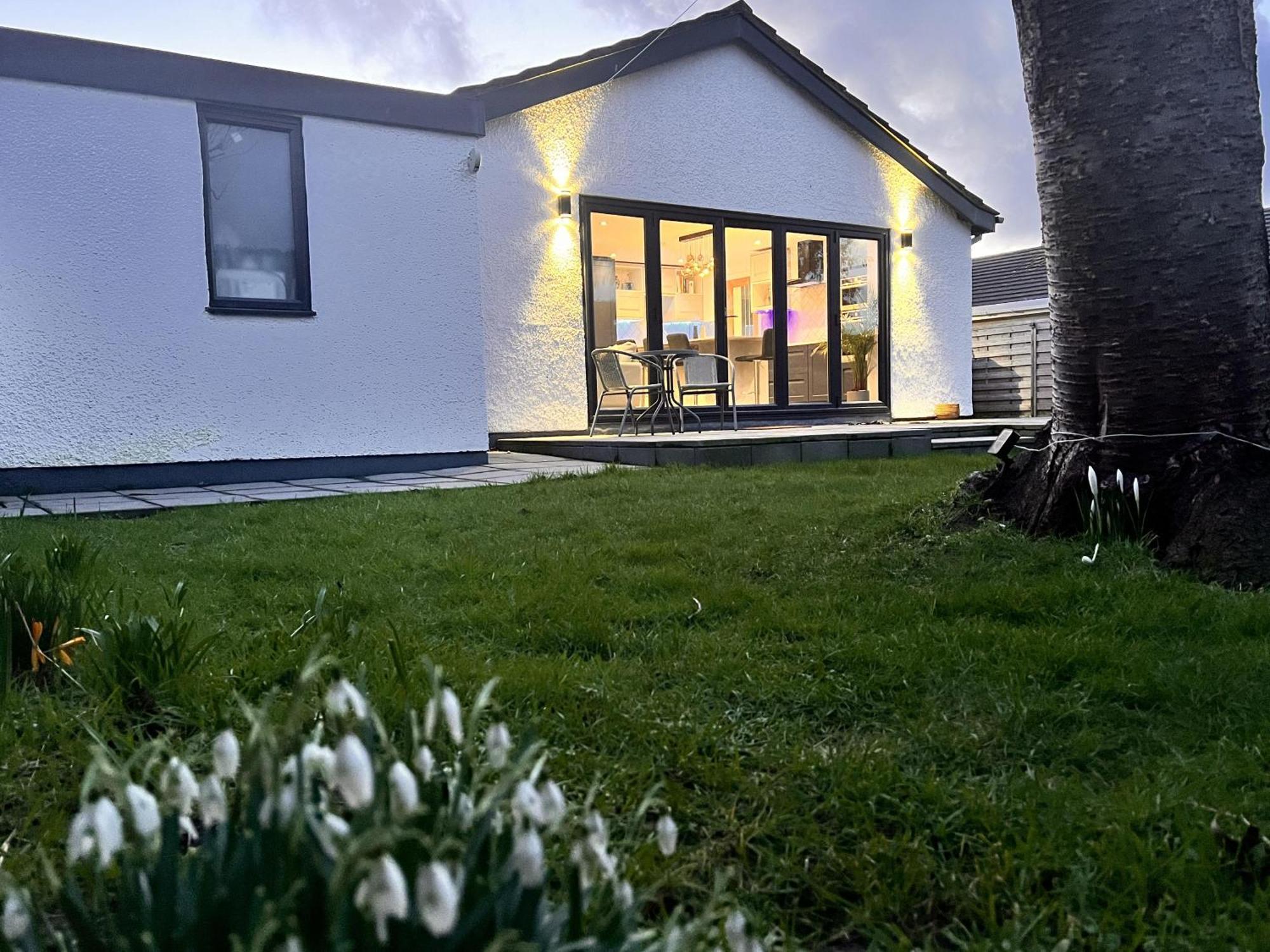 Stylish Modern Home With Parking Enclosed Garden 홀리헤드 외부 사진
