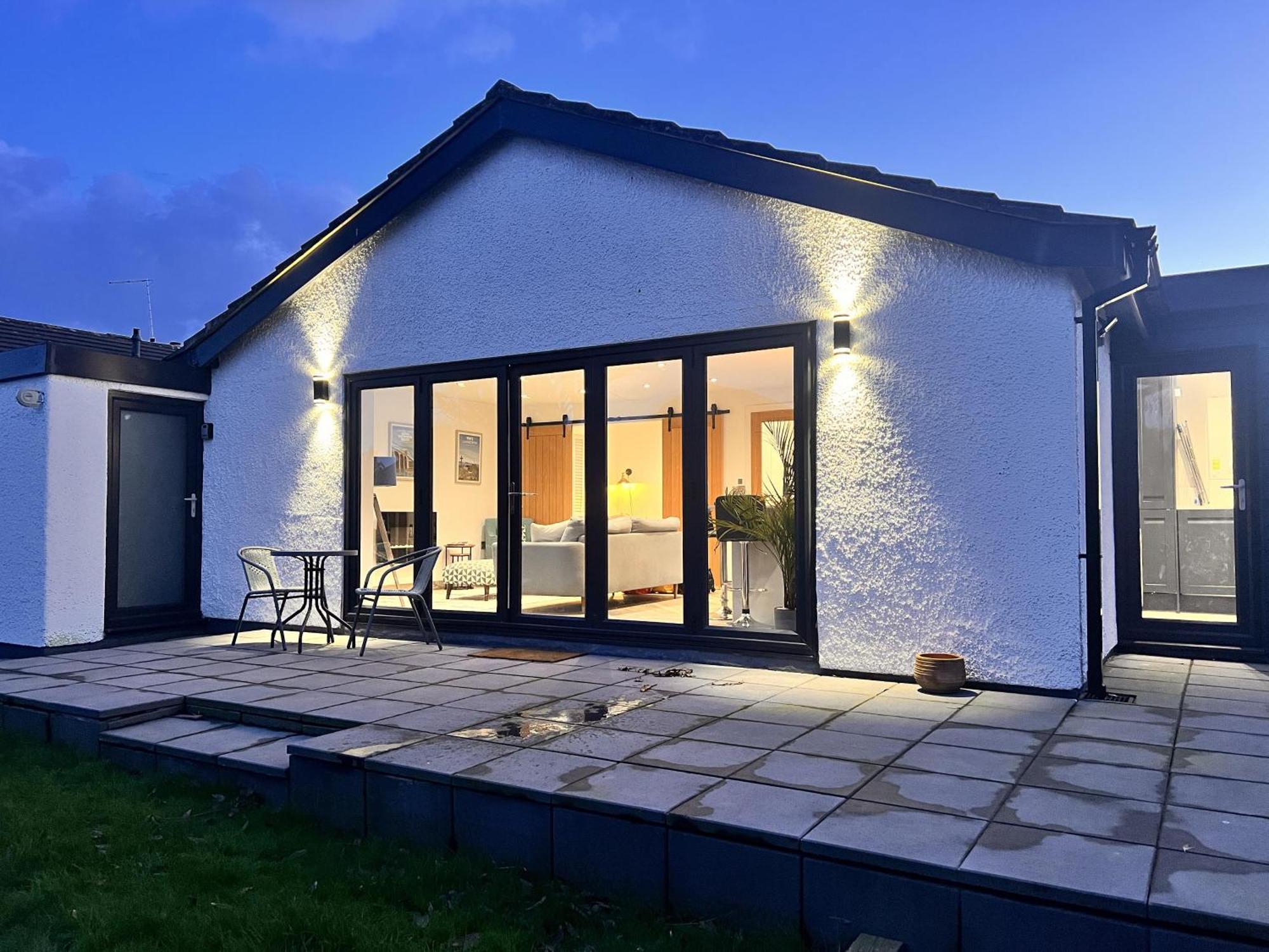 Stylish Modern Home With Parking Enclosed Garden 홀리헤드 외부 사진